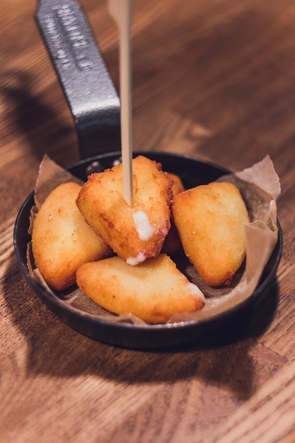 Schüssel Arancini-Reisbällchen mit Mozzarella