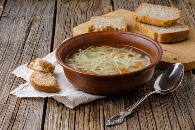 Schüssel auf einem Tisch mit Hühnersuppe