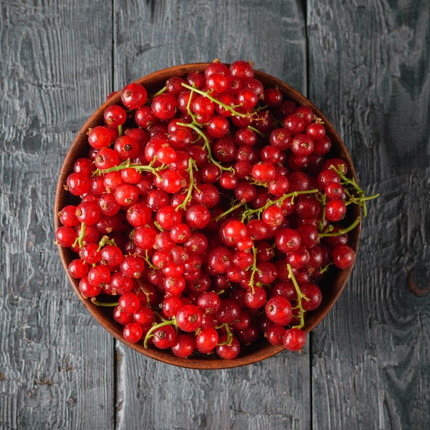 Schüssel Beeren auf einem rustikalen schwarzen Tisch