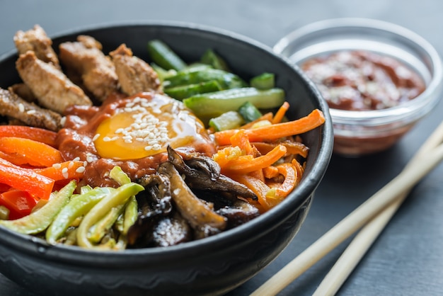 Schüssel Bibimbap auf dem Holztisch