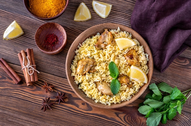 Schüssel Biryani - beliebtes südasiatisches Reisgericht