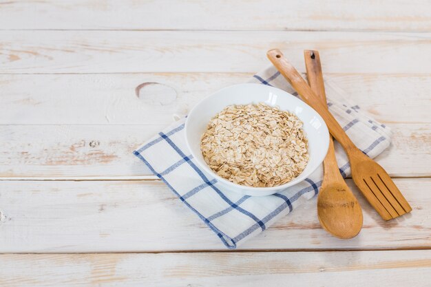 Schüssel Brei auf Holztisch