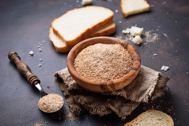 Schüssel Brotkrumen und Scheiben eines Laibs