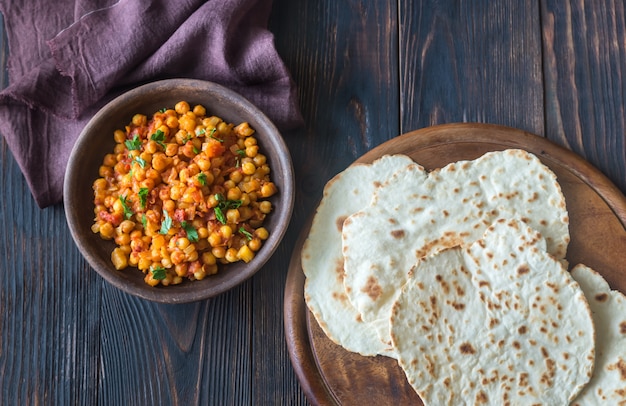 Schüssel Chana Masala mit Fladenbrot