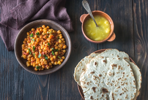 Schüssel Chana Masala mit Fladenbrot