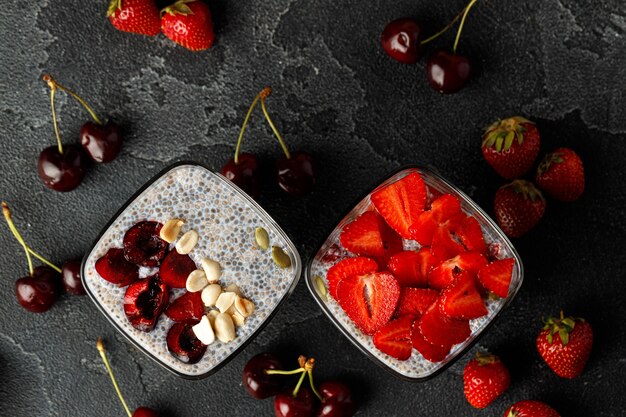 Schüssel Chia Pudding mit frischen Beriies