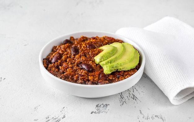 Schüssel Chili mit Fleisch mit Avocado-Scheiben