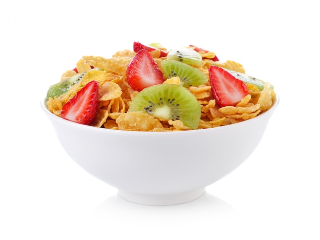 Schüssel Corn Flakes mit Frucht auf weißem Hintergrund