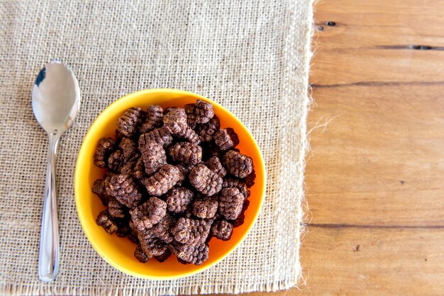 Schüssel Cornflakes auf dem Frühstückstisch.