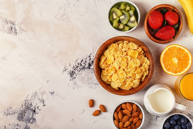 Schüssel Cornflakes mit Früchten und Milch