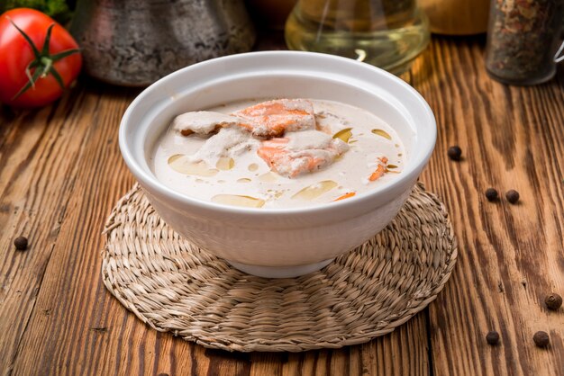 Schüssel cremige Suppe mit Lachs