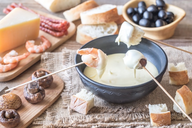 Schüssel Fondue mit Vorspeisen