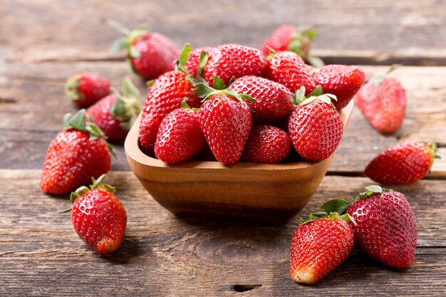 Schüssel frische Erdbeeren auf Holztisch