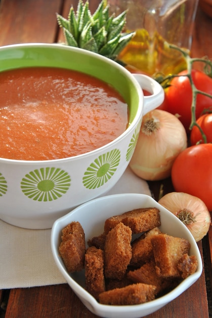 Schüssel Gazpacho mit Tomaten, Öl und verschiedenem Gemüse