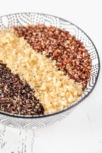 Schüssel gekochte weiße, rote und schwarze Quinoa