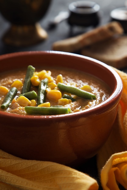 Foto schüssel gemüsepüreesuppe mit bohnen und mais