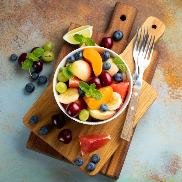 Schüssel gesunder frischer Obstsalat.