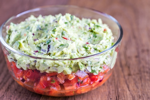 Schüssel Guacamole mit Salsa