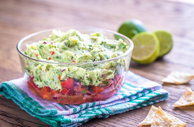 Foto schüssel guacamole mit salsa