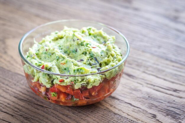 Schüssel Guacamole mit Salsa