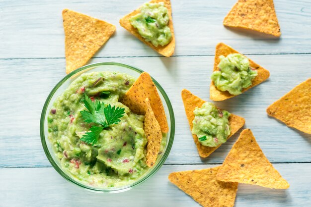 Schüssel Guacamole mit Tortillachips