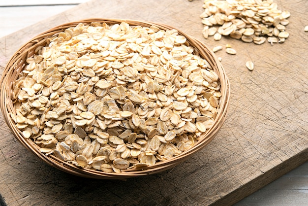 Schüssel Haferflocken auf einem Holztisch