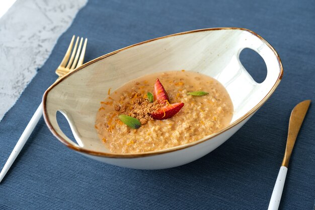 Schüssel Haferflocken-Porridge mit Erdbeere und Minze