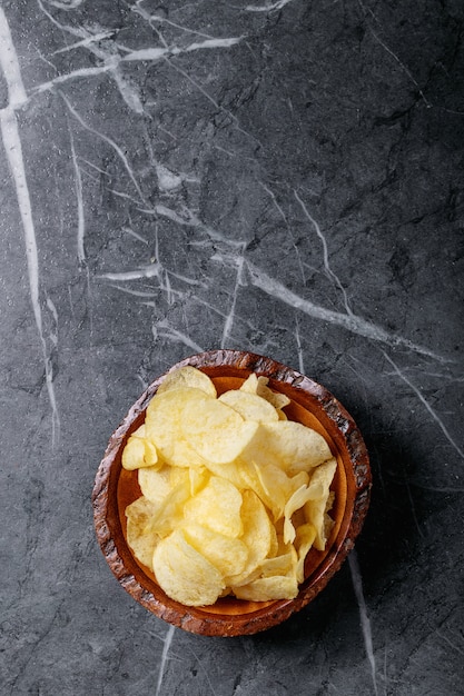 Schüssel hausgemachte Kartoffelchips