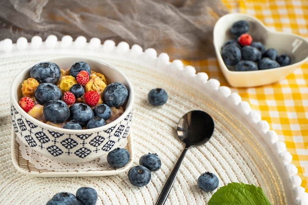 Schüssel hausgemachtes knuspriges Müsli mit Joghurt, frischen Heidelbeeren, frischen Beeren. Gesunder Müslimorgen