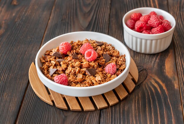 Schüssel hausgemachtes Müsli mit frischen Himbeeren