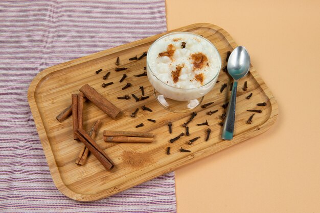 Schüssel Hominy (Canjica) auf einem Holztablett,