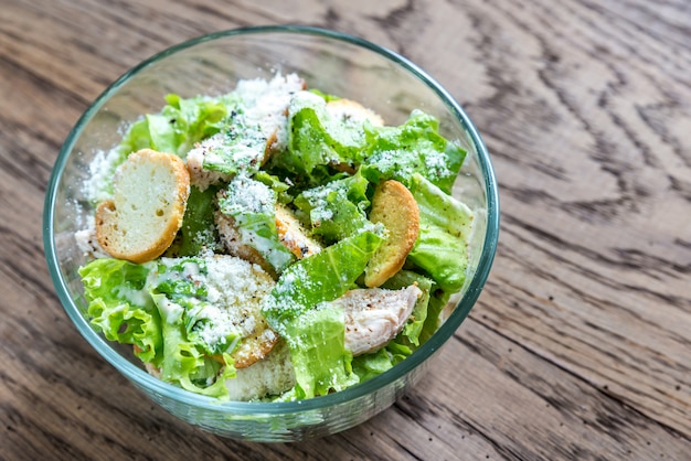 Schüssel Hühnchen Caesar Salat