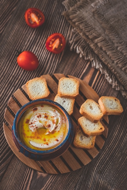 Schüssel Hummus mit Toast