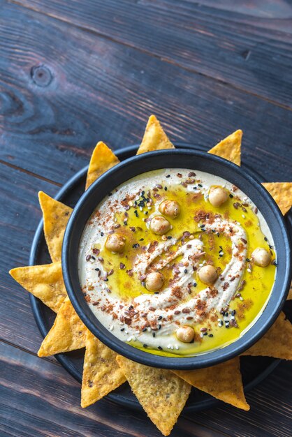 Schüssel Hummus mit Tortillachips