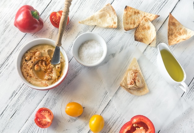 Schüssel Hummus mit und Tortillachips