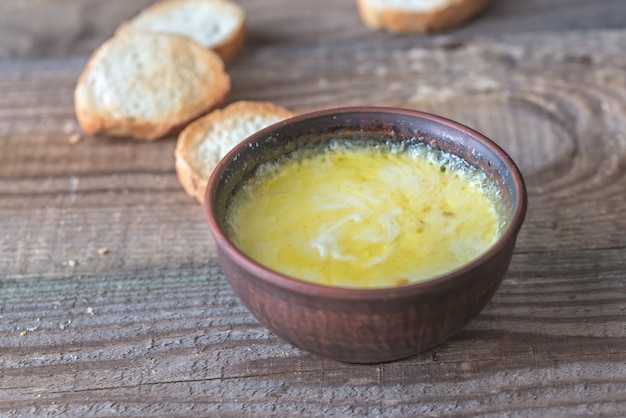 Schüssel Käsedip mit Toast