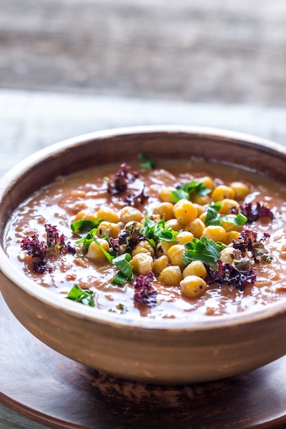 Schüssel Kichererbsensuppe auf dem Holztisch