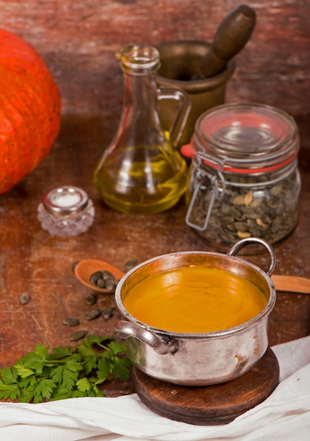 Schüssel Kürbissuppe auf rustikalem hölzernem Hintergrund.