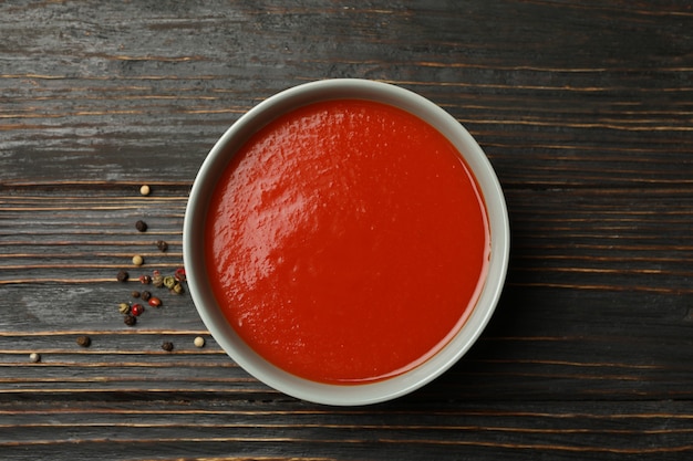 Schüssel leckere Tomatensuppe auf Holz