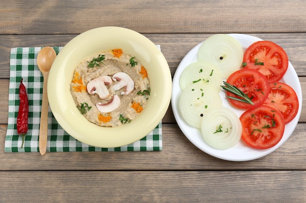 Schüssel leckerer frischer Hummus mit Tomaten