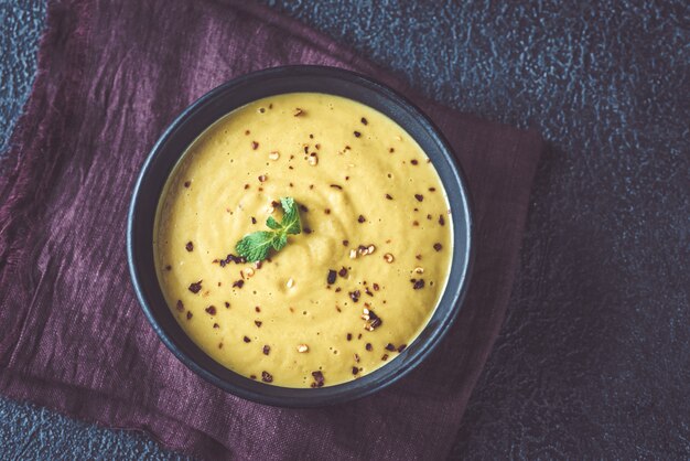 Schüssel Linsen-Kokos-Cremesuppe