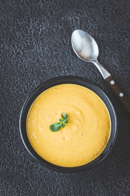 Schüssel Linsen-Kokos-Cremesuppe