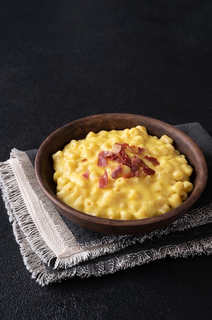 Schüssel Makkaroni und Käse mit Scheiben gebratenem Speck