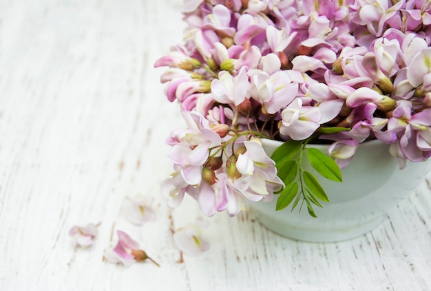 Schüssel mit Akazienblumen