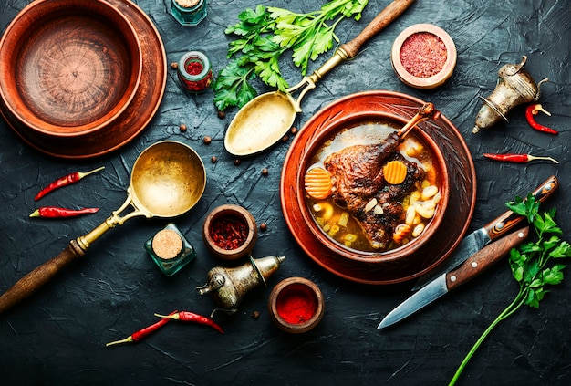 Schüssel mit appetitlicher gesunder Gänse- oder Entensuppe.Hühnersuppe