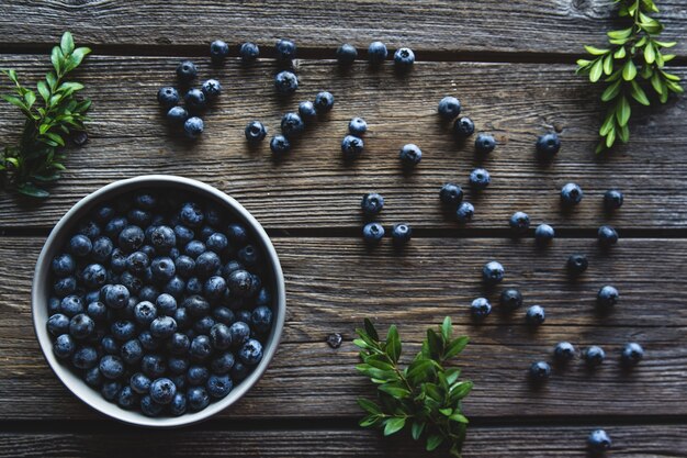 Schüssel mit Blaubeeren auf einem hölzernen Hintergrund. Gesundes Essen, Gesundheit