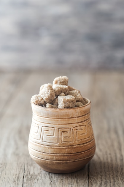 Schüssel mit braunem Zucker auf dem Holztisch