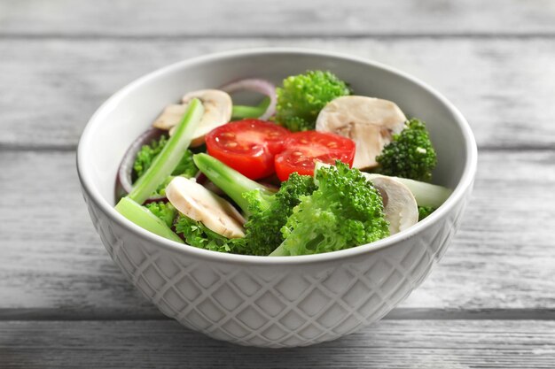 Schüssel mit Brokkolisalat auf dem Tisch