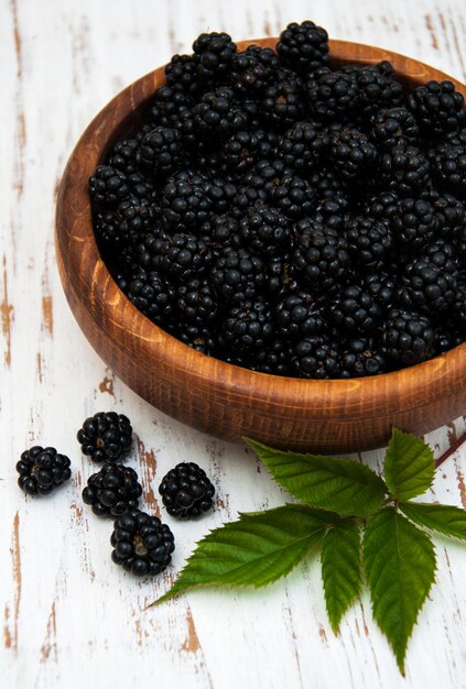 Schüssel mit Brombeeren