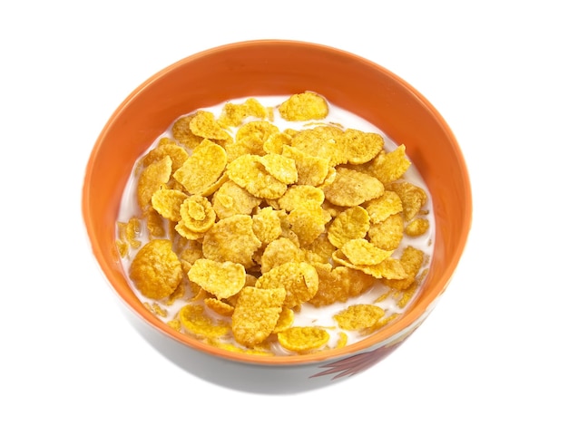 Schüssel mit Cornflakes und Milch auf dem Weiß